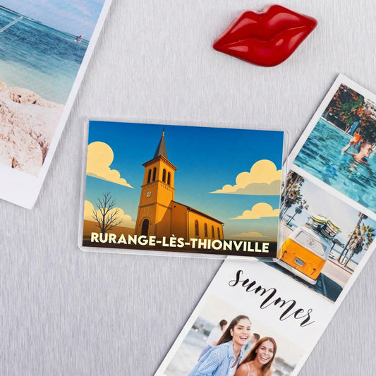 Magnet souvenir de la ville de Rurange-lès-Thionville avec une illustration stylisée d'une église sous un ciel ensoleillé.
