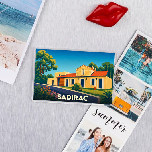 Magnet souvenir de la ville de Sadirac avec une illustration stylisée d'une maison régionale.