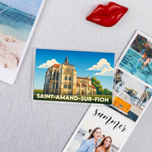 Magnet souvenir de la ville de Saint-Amand-sur-Fion avec une illustration stylisée de son église.