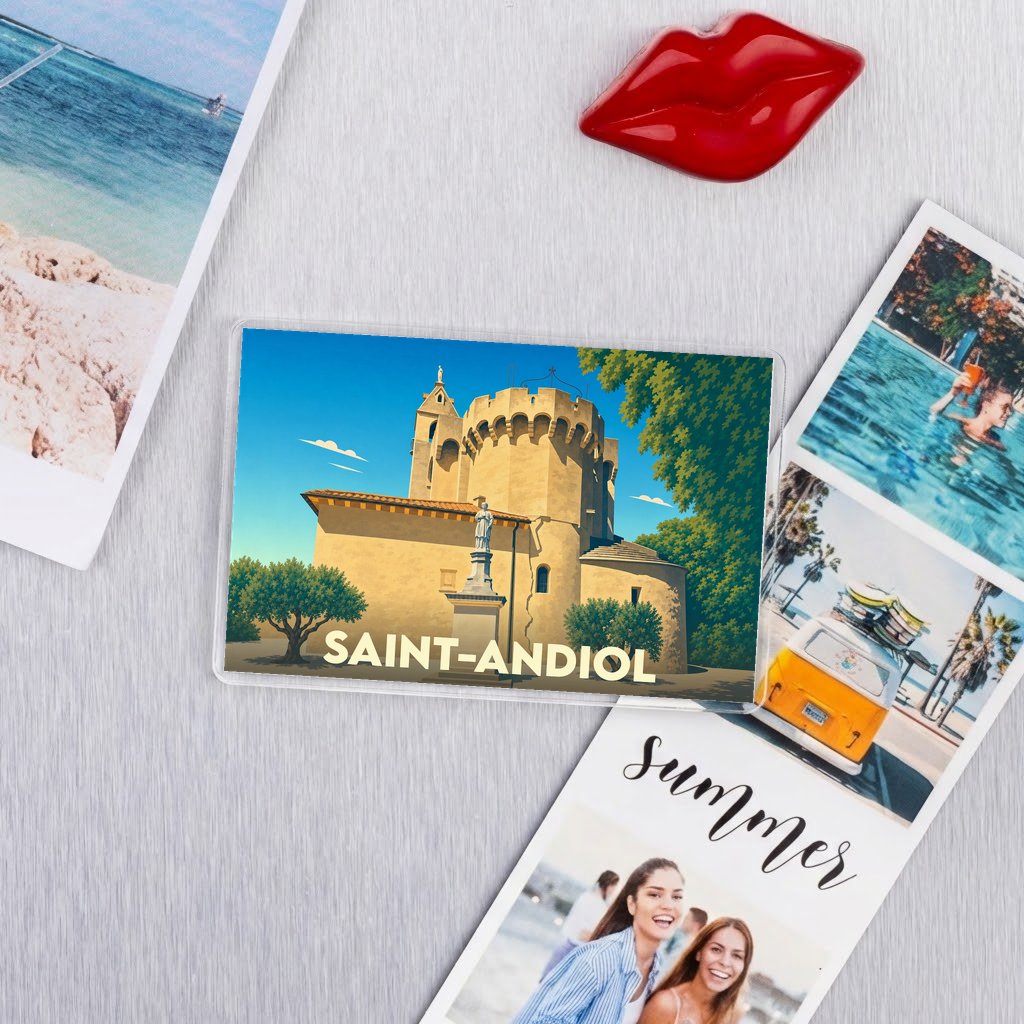 Magnet souvenir de la ville de Saint-Andiol avec une illustration stylisée de son église fortifiée.