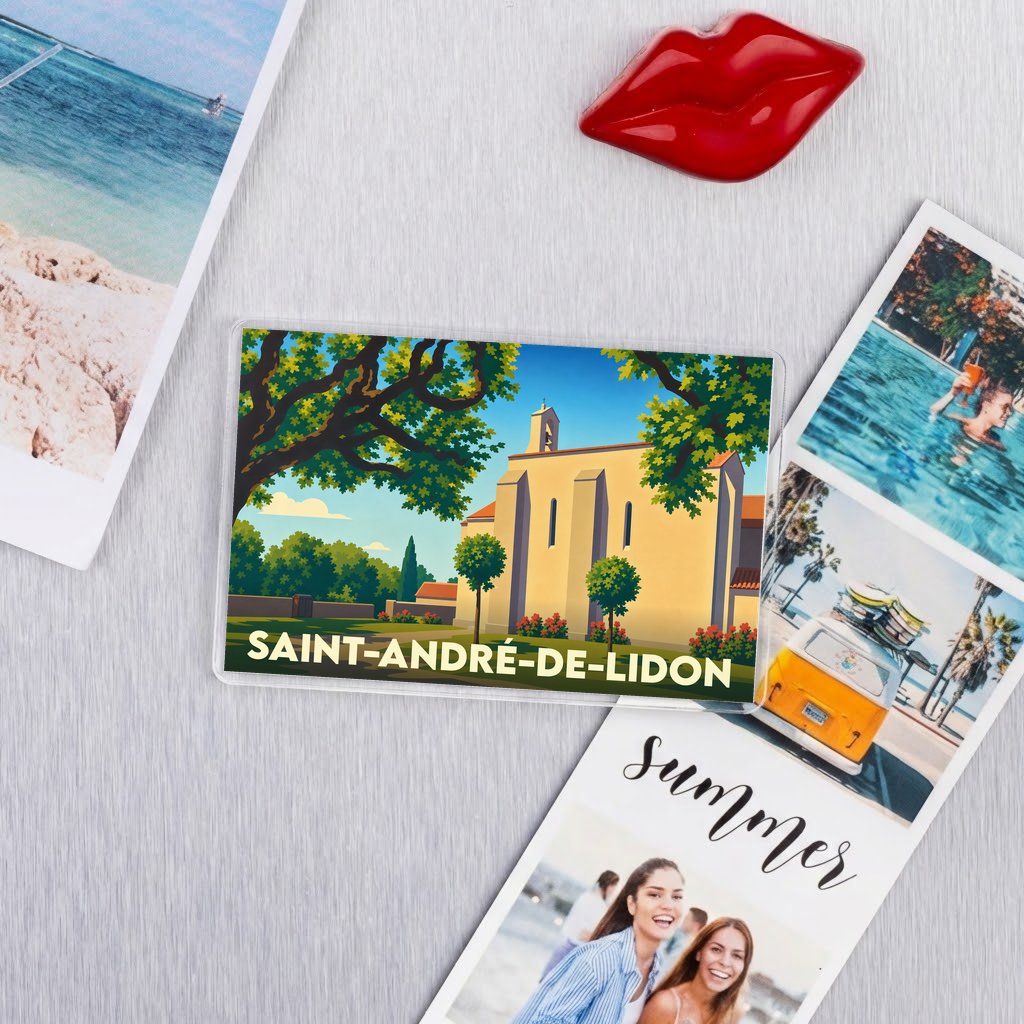 Magnet souvenir de Saint-André-de-Lidon illustrant une église de village sous un grand arbre dans un style graphique épuré.