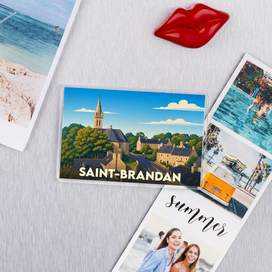 Magnet souvenir de la ville de Saint-Brandan avec une illustration stylisée d'un village pittoresque.