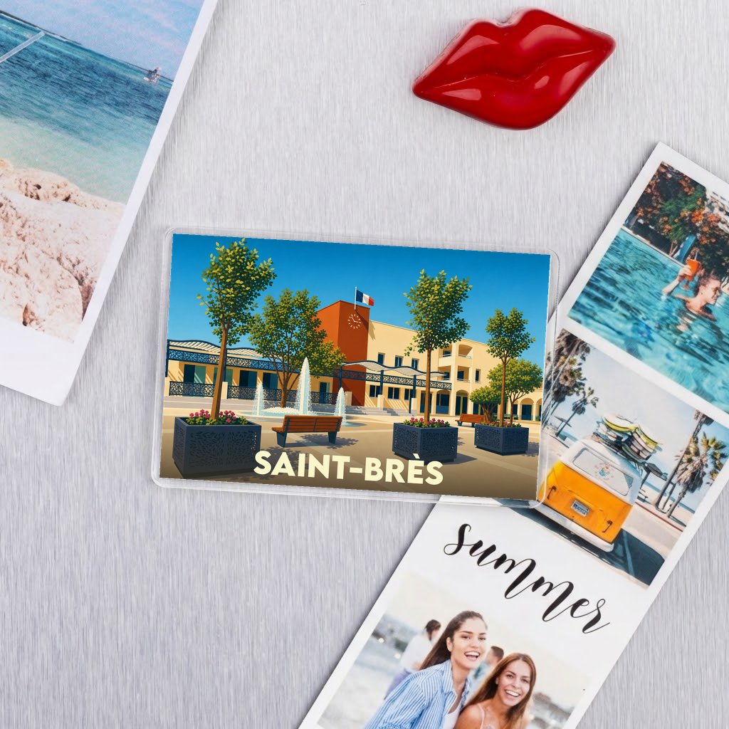 Magnet souvenir de la ville de Saint-Brès avec une illustration stylisée de sa place principale.