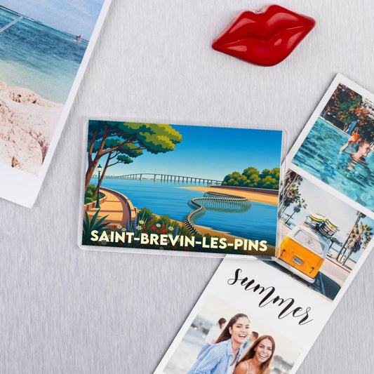Magnet souvenir de Saint-Brevin-les-Pins illustré par un paysage stylisé en bord de mer.
