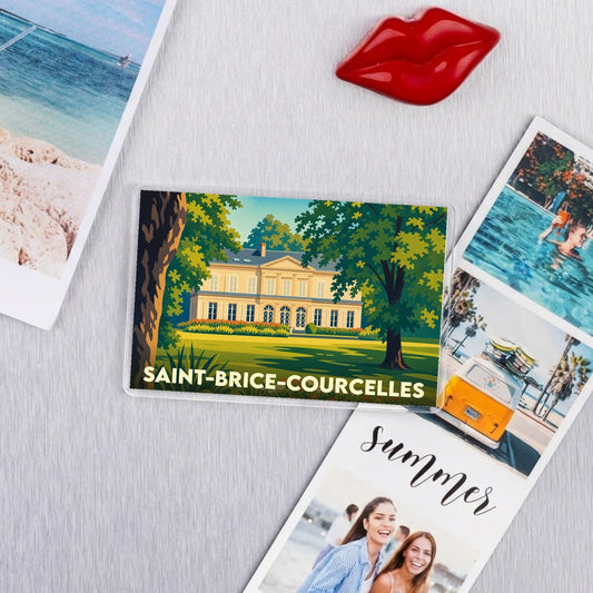 Magnet souvenir de la ville de Saint-Brice-Courcelles avec une illustration stylisée d'un château entouré de verdure.