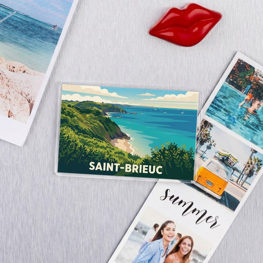 Magnet souvenir de la ville de Saint-Brieuc avec une illustration stylisée de son littoral.