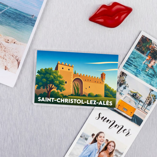 Magnet souvenir de la ville de Saint-Christol-lez-Alès avec une illustration stylisée de ses remparts.