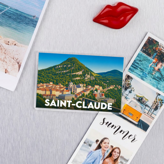 Magnet souvenir de la ville de Saint-Claude avec une illustration stylisée.