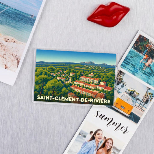 Magnet souvenir de la ville de Saint-Clément-de-Rivière avec une illustration paysagère stylisée.