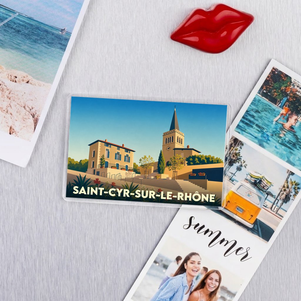Magnet souvenir de Saint-Cyr-sur-le-Rhône illustrant l'église et les maisons du village dans un style rétro.