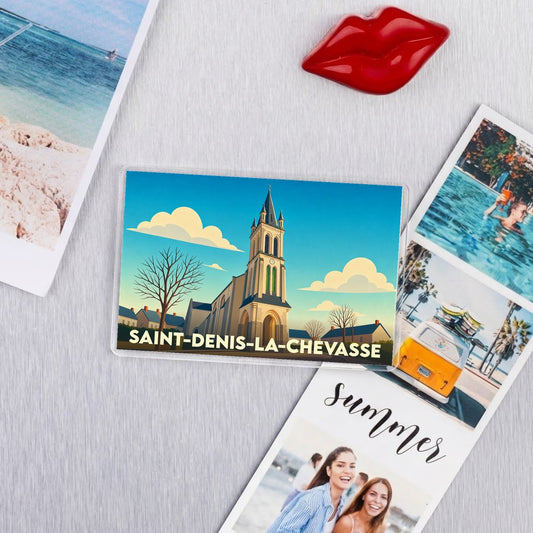 Magnet souvenir de la ville de Saint-Denis-la-Chevasse avec une illustration stylisée de son église.