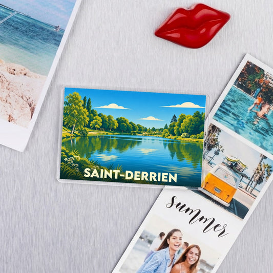 Magnet souvenir de la ville de Saint-Derrien avec une illustration stylisée d'un lac bordé de verdure.