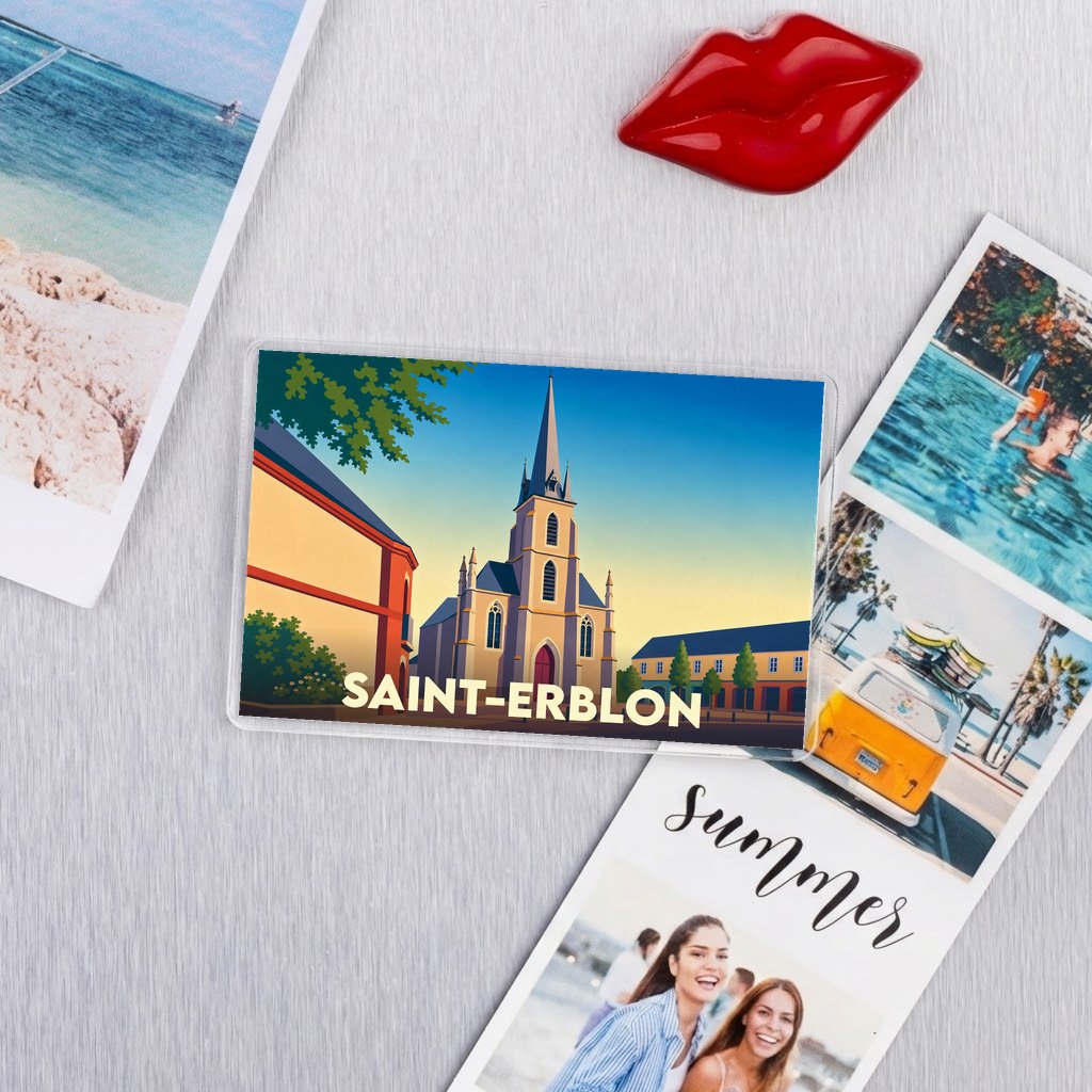 Magnet souvenir de la ville de Saint-Erblon avec une illustration stylisée de son église au coucher du soleil.