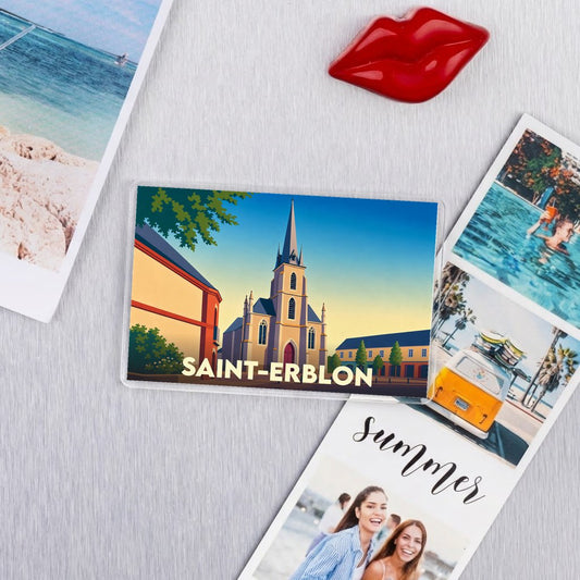 Magnet souvenir de la ville de Saint-Erblon avec une illustration stylisée de son église au coucher du soleil.