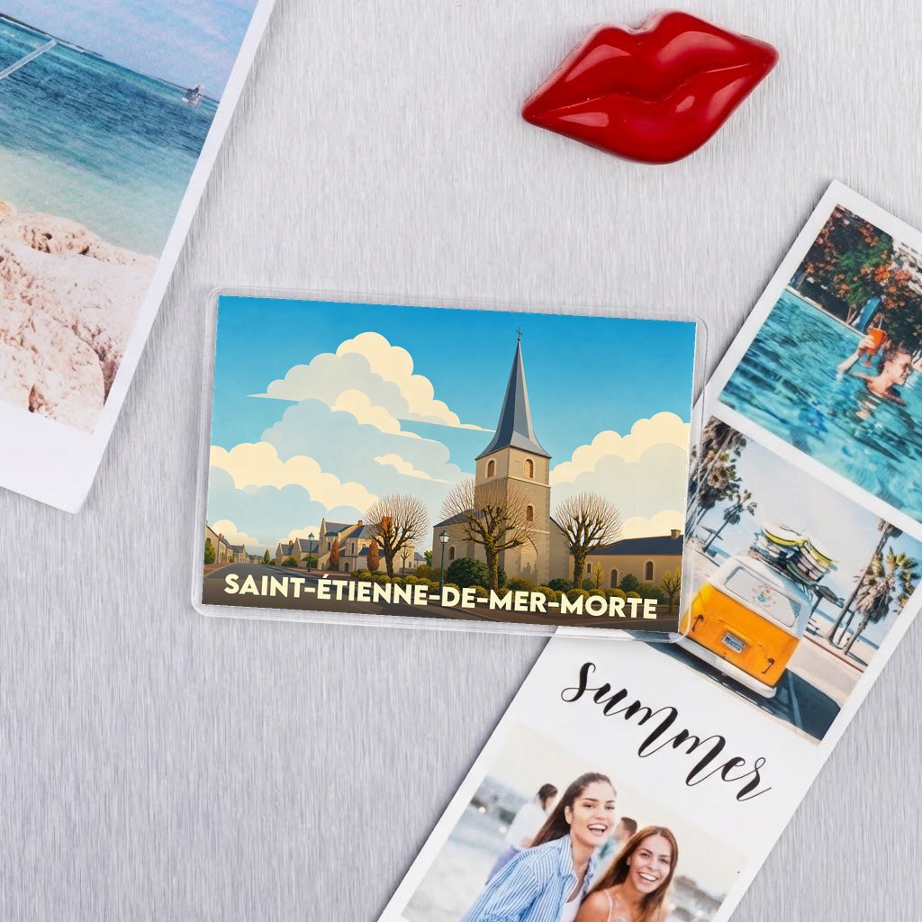 Magnet souvenir de Saint-Étienne-de-Mer-Morte avec une illustration stylisée de son église sous un ciel nuageux.