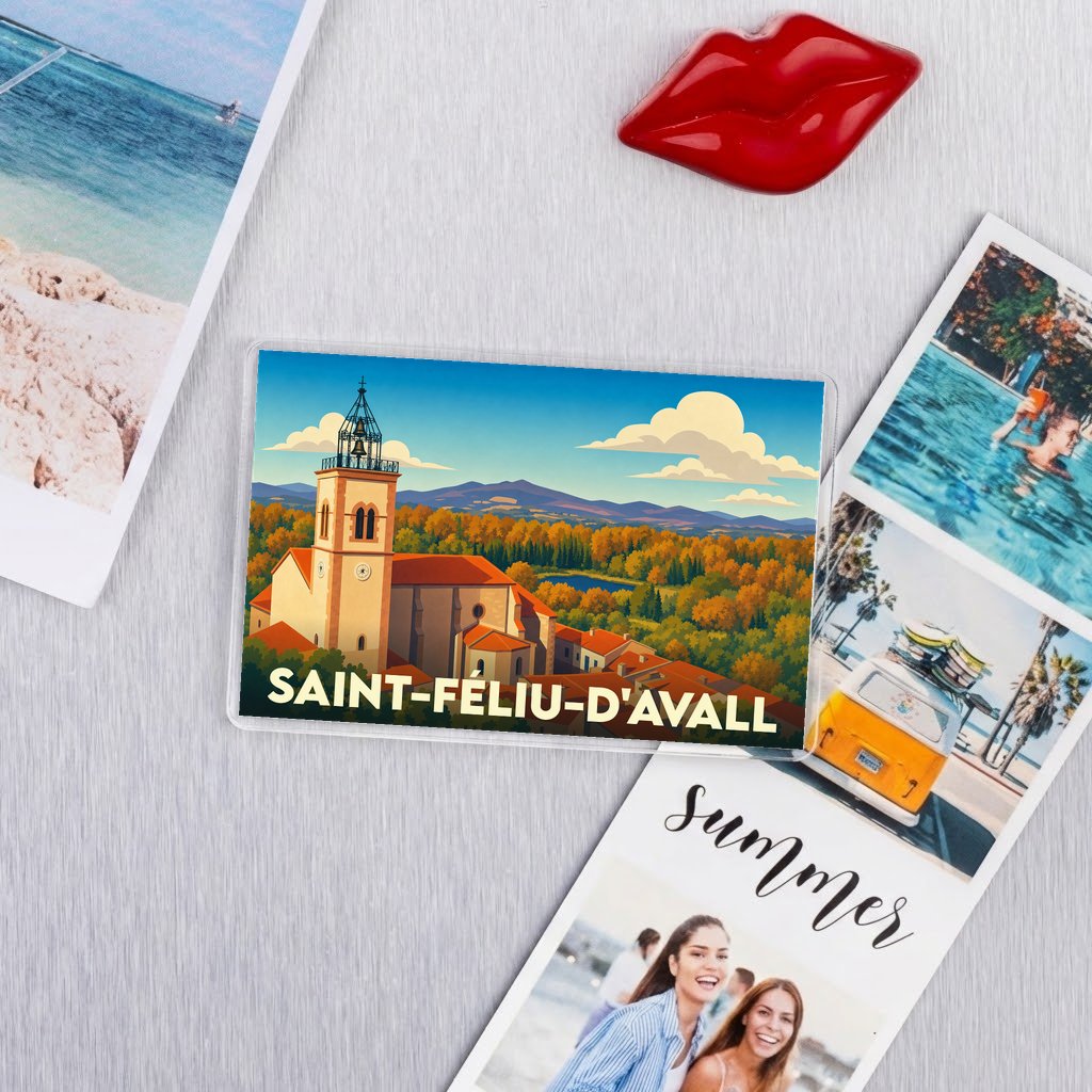 Magnet souvenir de la ville de Saint-Féliu-d'Avall avec une illustration stylisée de son église et des paysages environnants.
