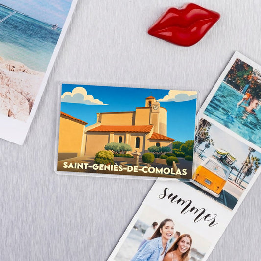 Magnet souvenir de la ville de Saint-Geniès-de-Comolas avec une illustration stylisée de son église.
