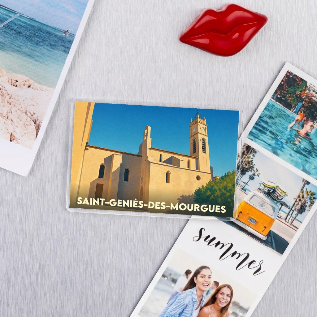 Magnet souvenir de la ville de Saint-Geniès-des-Mourgues avec une illustration stylisée de son église.