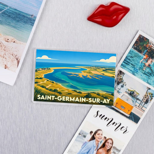 Magnet souvenir de Saint-Germain-sur-Ay illustrant un paysage côtier stylisé.