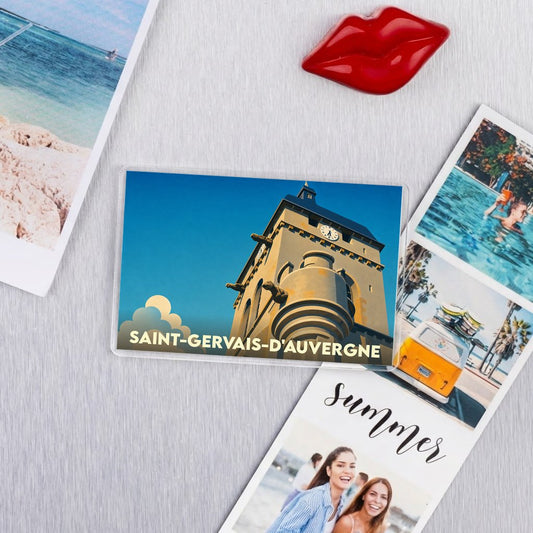 Magnet souvenir de la ville de Saint-Gervais-d'Auvergne avec une illustration stylisée de son clocher.