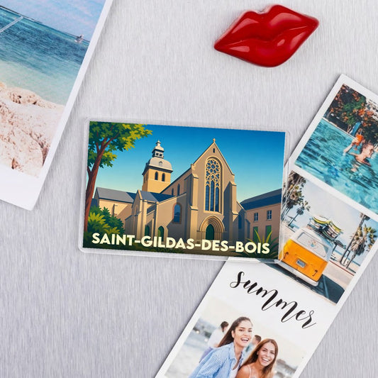 Magnet souvenir de la ville de Saint-Gildas-des-Bois avec une illustration stylisée de son église.