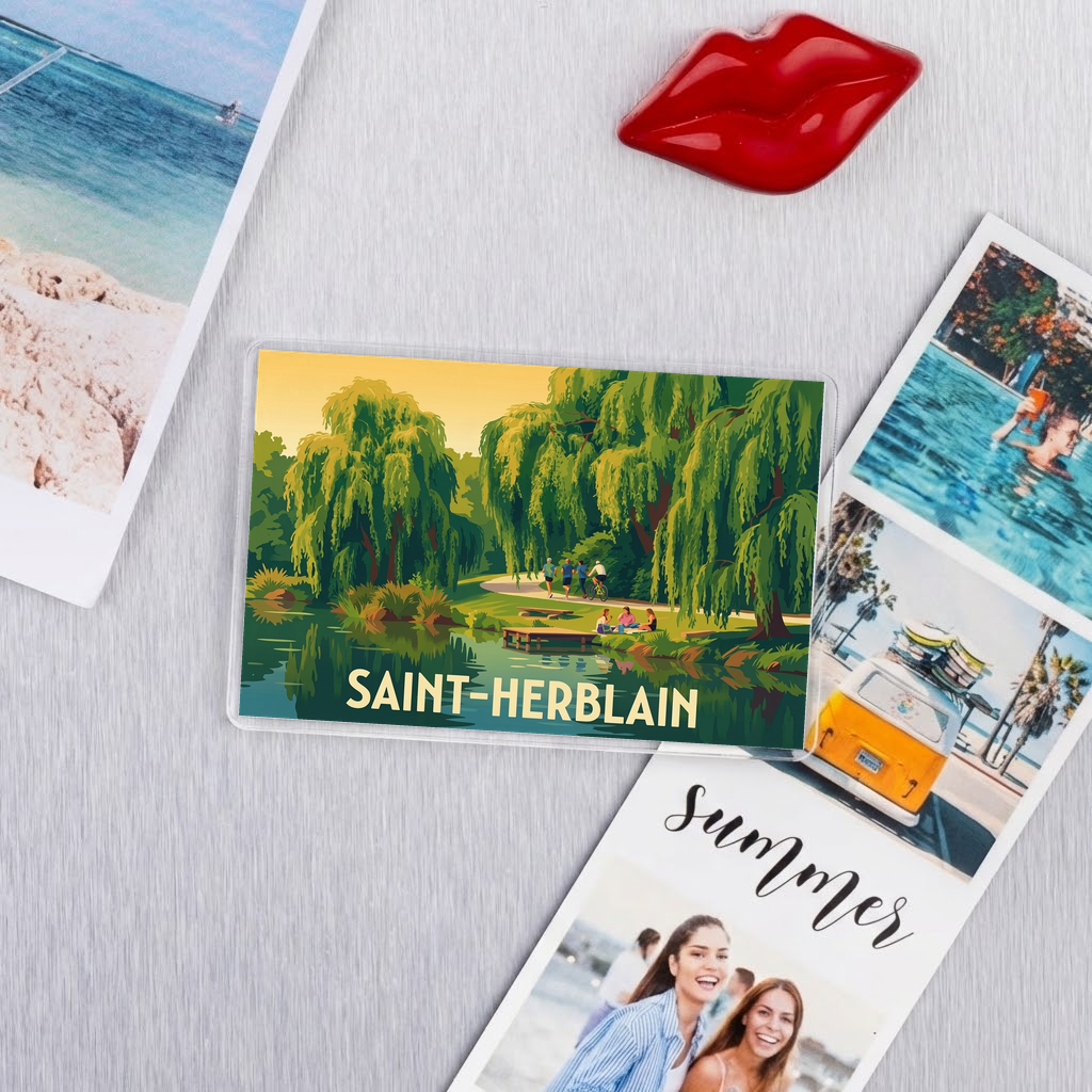Magnet souvenir de la ville de Saint-Herblain avec une illustration stylisée d'un parc verdoyant au bord de l'eau.