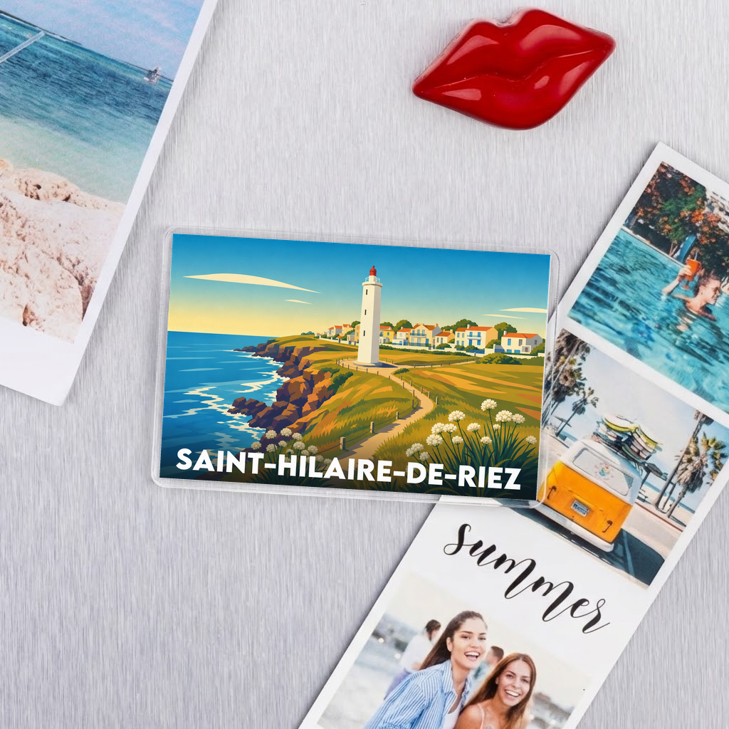 Magnet souvenir de la ville de Saint-Hilaire-de-Riez avec une illustration stylisée de son phare en bord de mer.