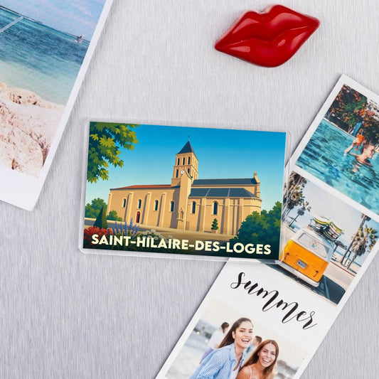 Magnet rectangulaire souvenir de la commune de Saint-Hilaire-des-Loges présentant une illustration stylisée de son église.