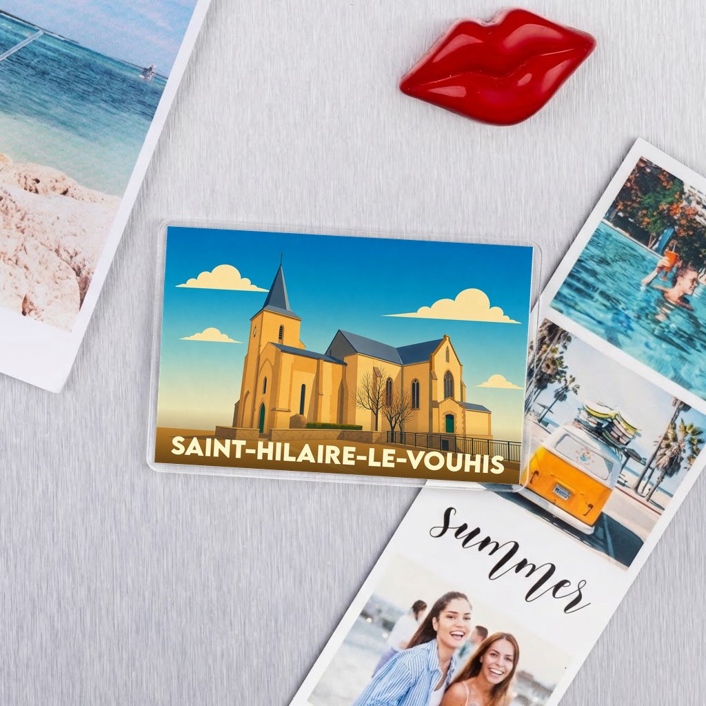 Magnet souvenir de la ville de Saint-Hilaire-le-Vouhis avec une illustration stylisée de son église.