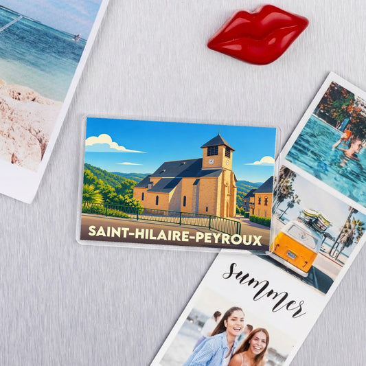 Magnet souvenir de Saint-Hilaire-Peyroux présentant une illustration stylisée de son église et de son paysage vallonné.
