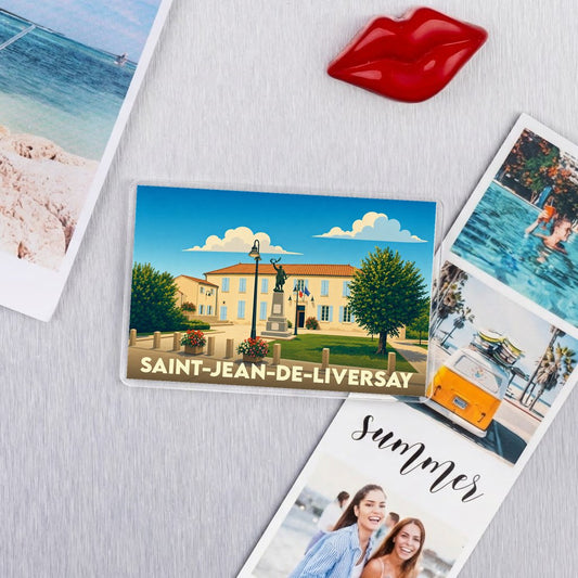 Magnet souvenir de la ville de Saint-Jean-de-Liversay avec une illustration stylisée de sa mairie et de son monument aux morts.