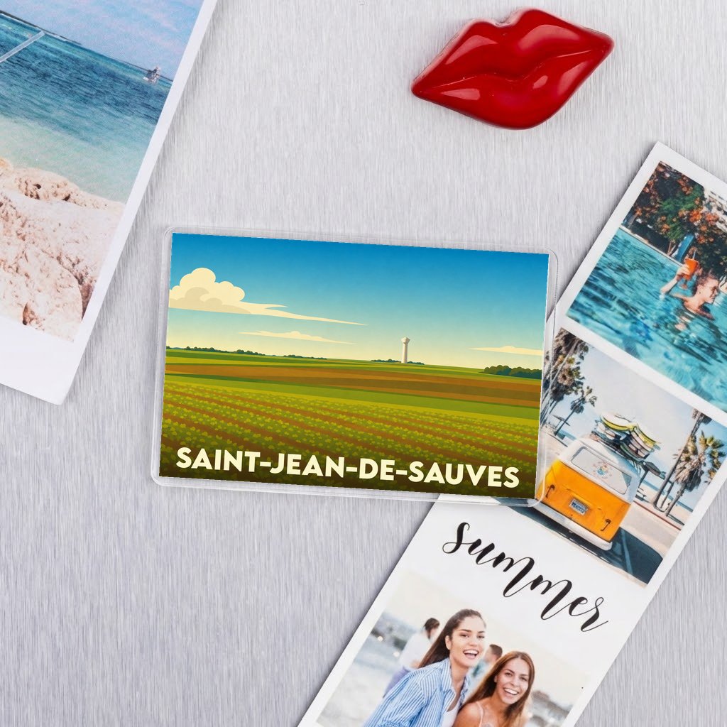 Magnet souvenir de la ville de Saint-Jean-de-Sauves avec une illustration stylisée de champs.