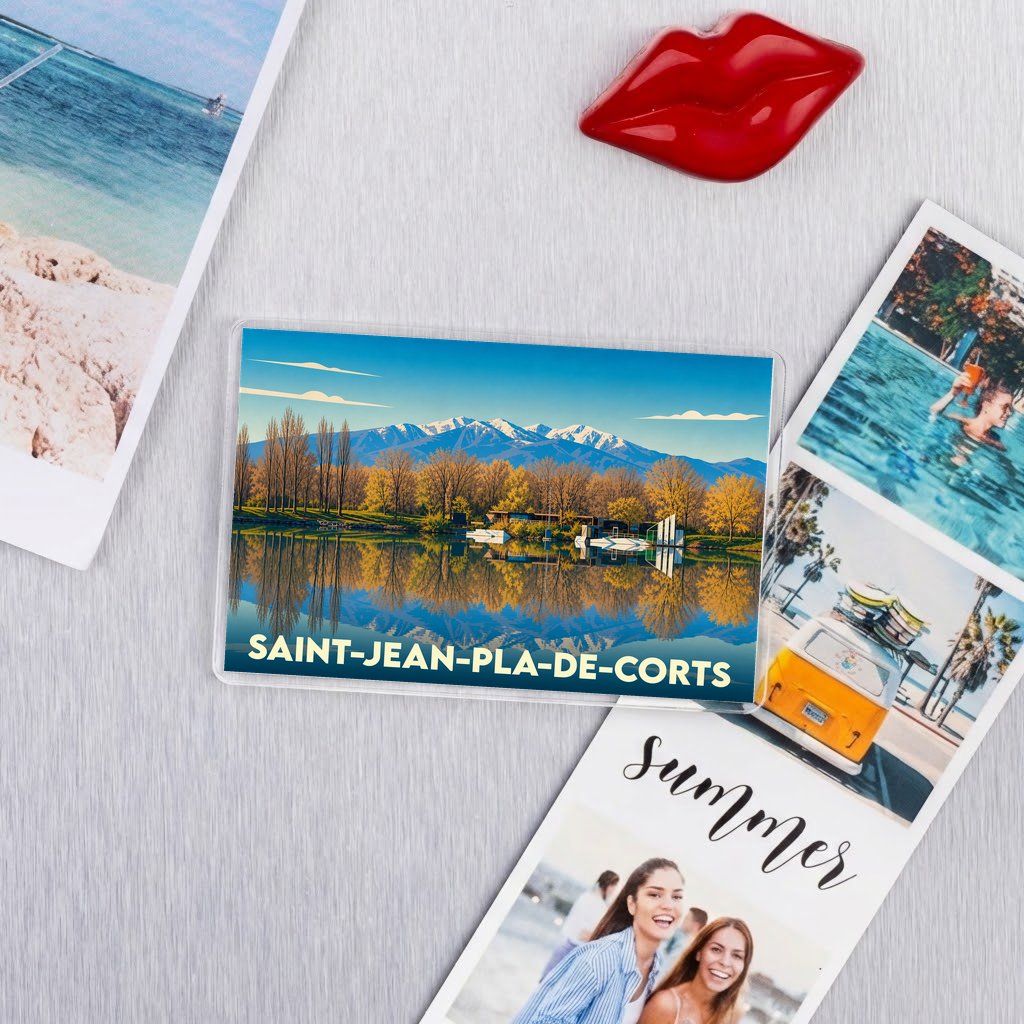 Magnet souvenir de la ville de Saint-Jean-Pla-de-Corts avec une illustration de son lac et des montagnes.