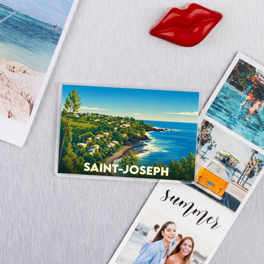 Magnet souvenir de la ville de Saint-Joseph avec une illustration stylisée de son littoral escarpé.