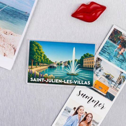 Magnet souvenir de la ville de Saint-Julien-les-Villas avec une illustration stylisée de son canal et de ses jets d'eau.