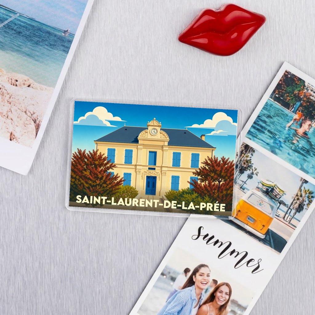 Magnet souvenir de la ville de Saint-Laurent-de-la-Prée avec une illustration stylisée de sa mairie.