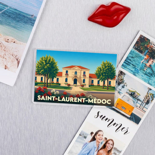 Magnet souvenir de la ville de Saint-Laurent-Médoc avec une illustration stylisée d'un château.