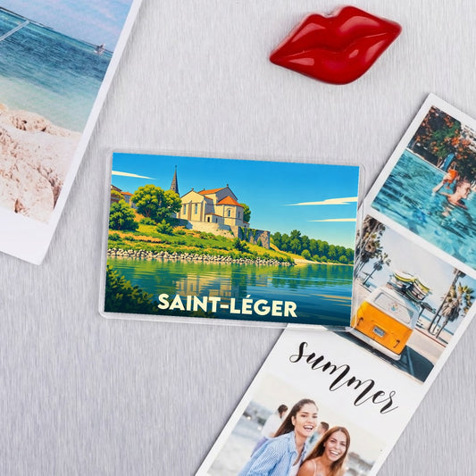 Magnet souvenir de la ville de Saint-Léger avec une illustration stylisée d'une église au bord de l'eau.