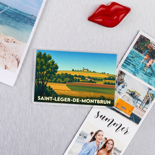 Magnet souvenir de la ville de Saint-Léger-de-Montbrun avec une illustration stylisée de son paysage rural.