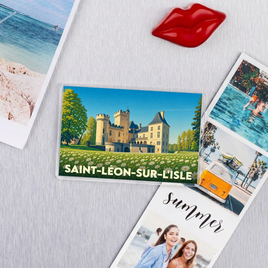 Magnet souvenir de Saint-Léon-sur-l'Isle illustrant son château au milieu d'un champ de fleurs.