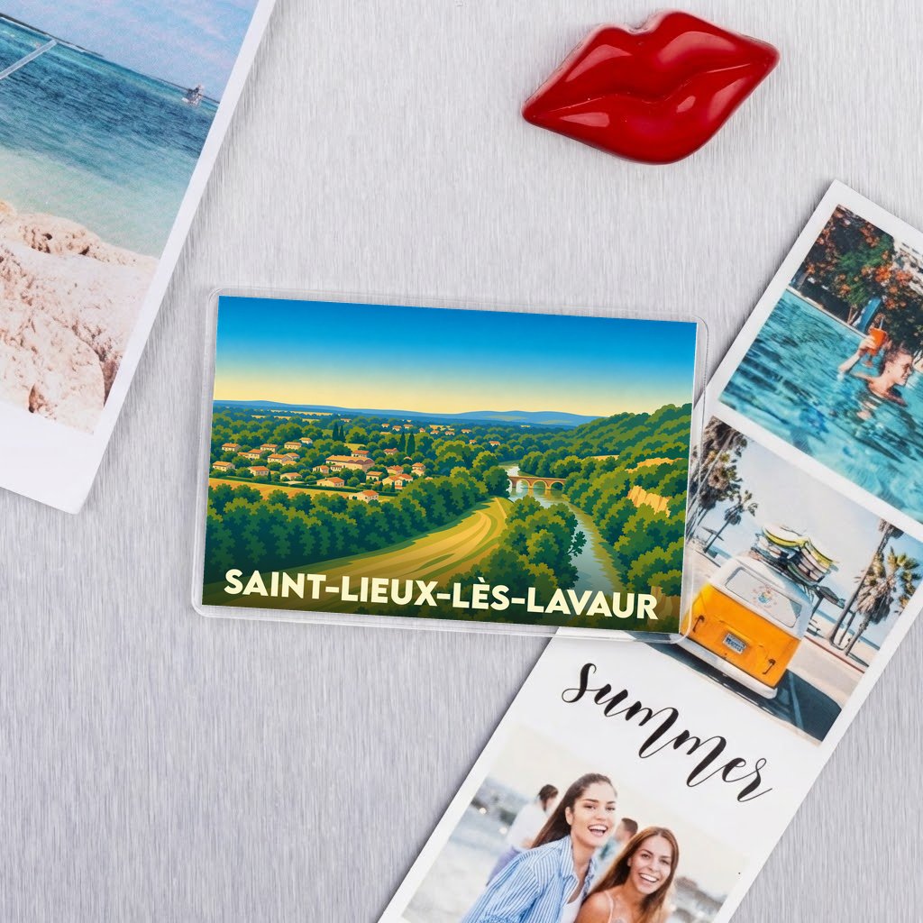 Magnet rectangulaire souvenir de la ville de Saint-Lieux-lès-Lavaur avec une illustration paysagère stylisée.