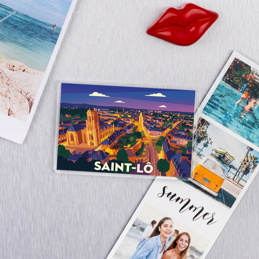 Magnet souvenir de la ville de Saint-Lô avec une illustration stylisée et colorée.