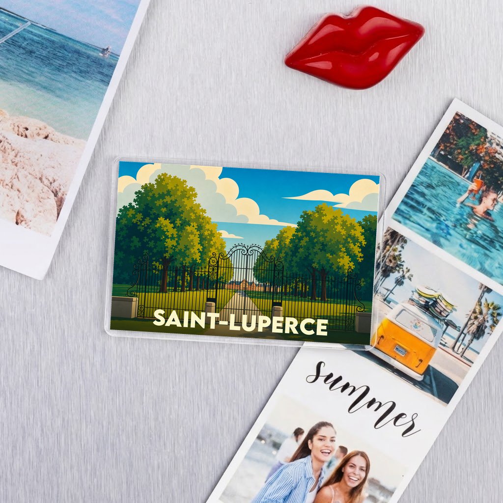 Magnet souvenir de la ville de Saint-Luperce avec une illustration stylisée d'un parc boisé.