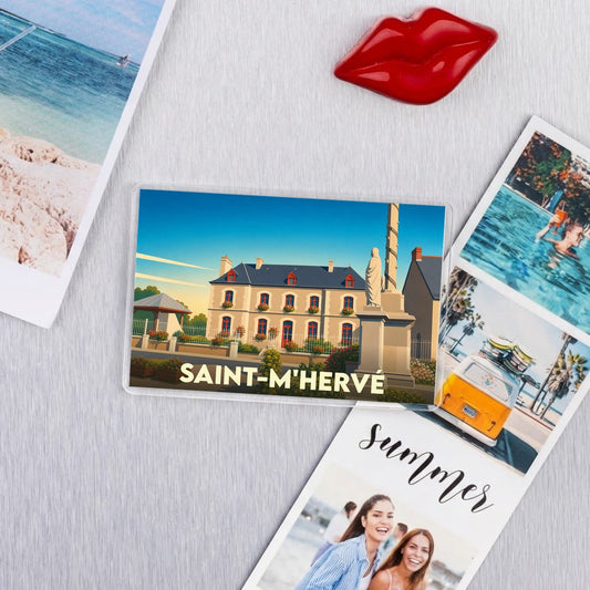 Magnet souvenir de la ville de Saint-M'Hervé avec une illustration colorée et stylisée de ses bâtiments.