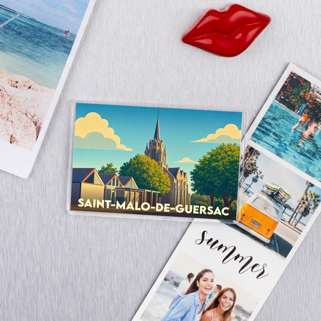 Magnet souvenir de la ville de Saint-Malo-de-Guersac avec une illustration stylisée de son église et de son paysage.