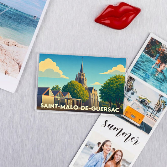 Magnet souvenir de la ville de Saint-Malo-de-Guersac avec une illustration stylisée de son église et de son paysage.