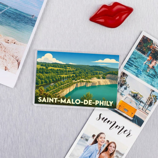 Magnet souvenir de la ville de Saint-Malo-de-Phily avec une illustration stylisée de son paysage de carrières.