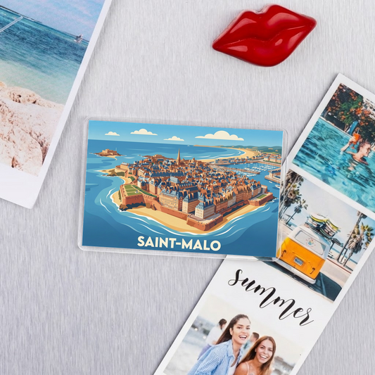 Magnet souvenir de la ville de Saint-Malo avec une illustration stylisée de la cité corsaire entourée par la mer.