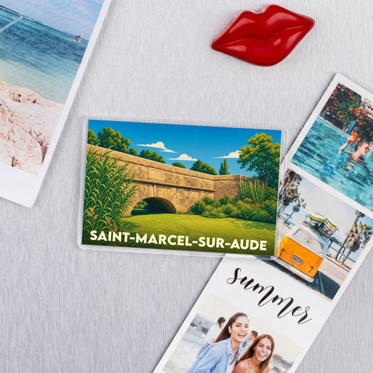 Magnet souvenir de la ville de Saint-Marcel-sur-Aude avec une illustration stylisée de son pont.
