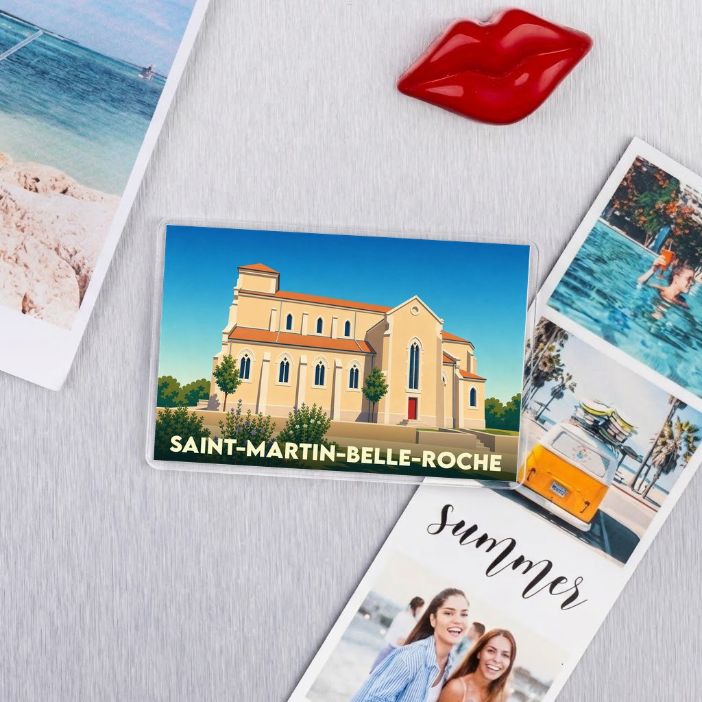 Magnet souvenir de la ville de Saint-Martin-Belle-Roche avec une illustration stylisée de son église.